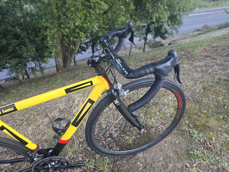 Bicicleta de estrada com rodas carbono