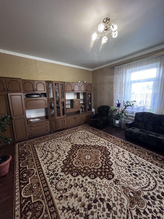 Продаж частини будинку з гаражем та літньою кухнею