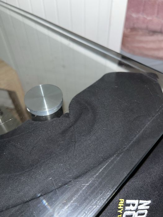 stolik kawowy ze szklanym blatem i drewnianą ramą