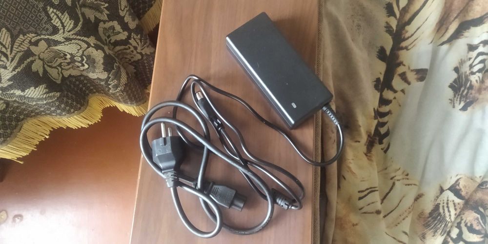 Зарядне до ноутбука