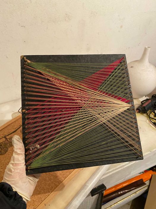 quadro decorativo em tons de verde e vermelho