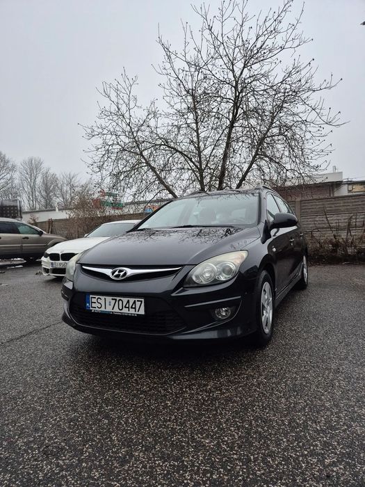 Hyundai I30 Hyundai i30CW 2010 1,6 CRDi DOHC Kombi czarny