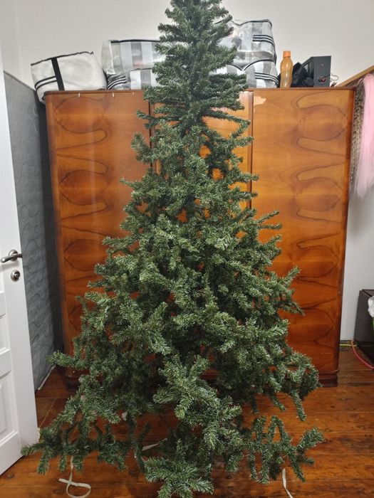 Продам ялинку 2м в хорошому стані