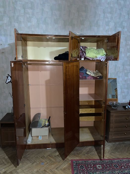 Шафи, сервант, стінка