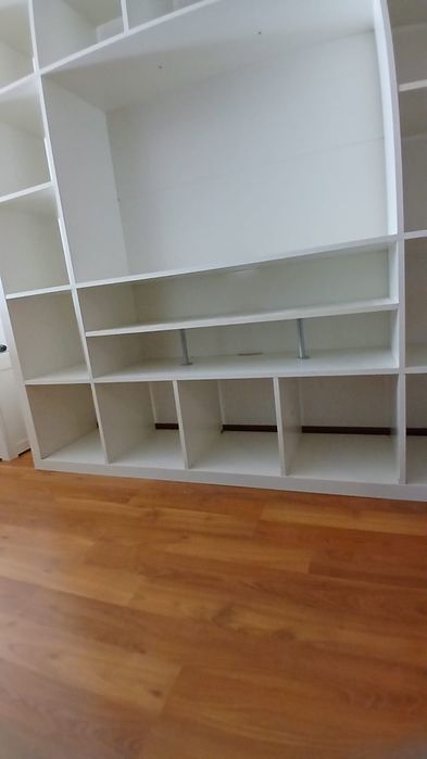 Móvel IKEA para TV com arrumação