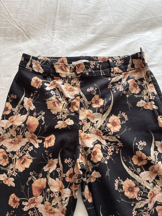 Calças H&M pretas com flores