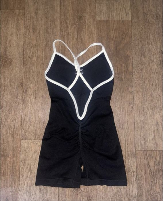 Чорний комбінезон-боді для тренувань з білими бретелями