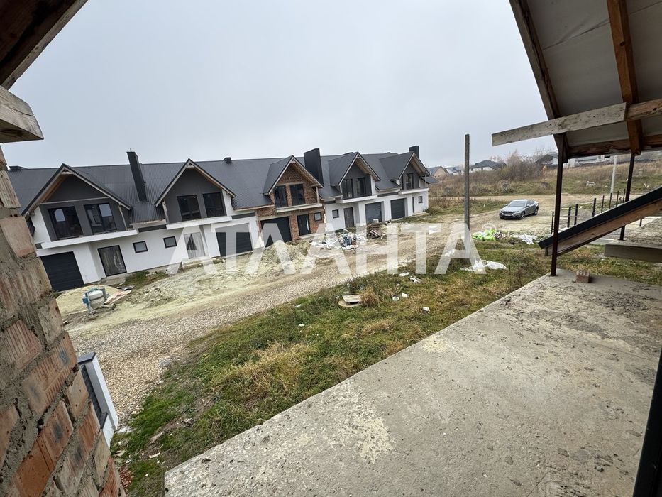 Продається двоповерховий котедж із власною земельною ділянкою!