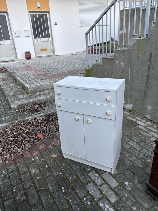 Movel de parteleiras e gaveta