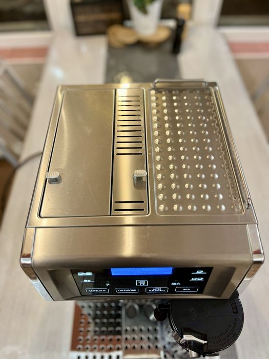 автоматична кавоварка De'Longhi PrimaDonna Avant (модель ESAM 6700).