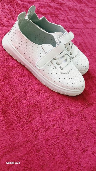 Продам дитяче зручне взуття.