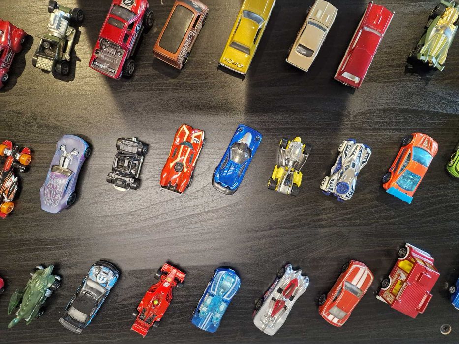 hot wheels około 160 sztuk