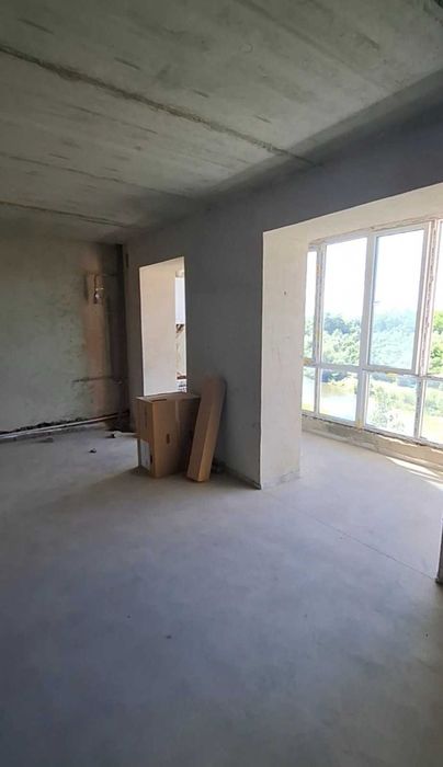 Продаю панорамну 4кімнатну квартиру на березі річки.Газифікована.110м2