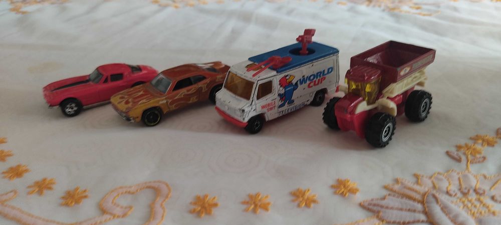 Carros Hot Wheels e Matchbox