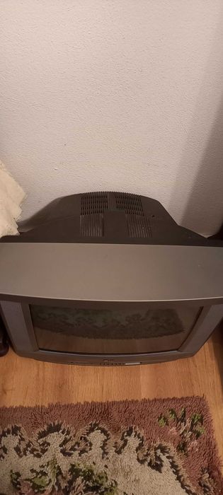 Televisão a cores antiga64287642426754122