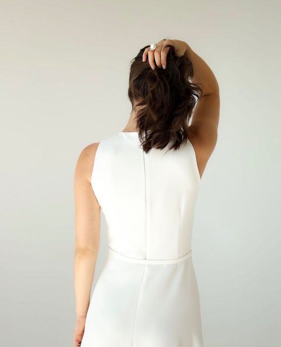 Біла довга сукня