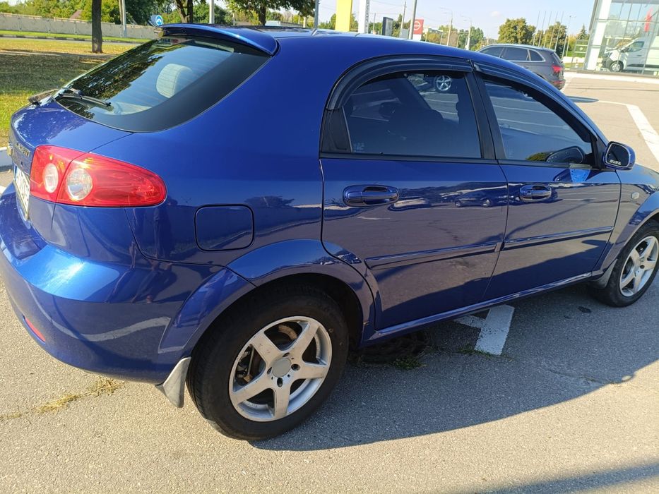 Продам гарний автомобіль Шевроле лачеті