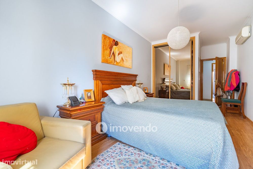 Apartamento T3 com áreas amplas, varandas e arrecadação, em Alverca