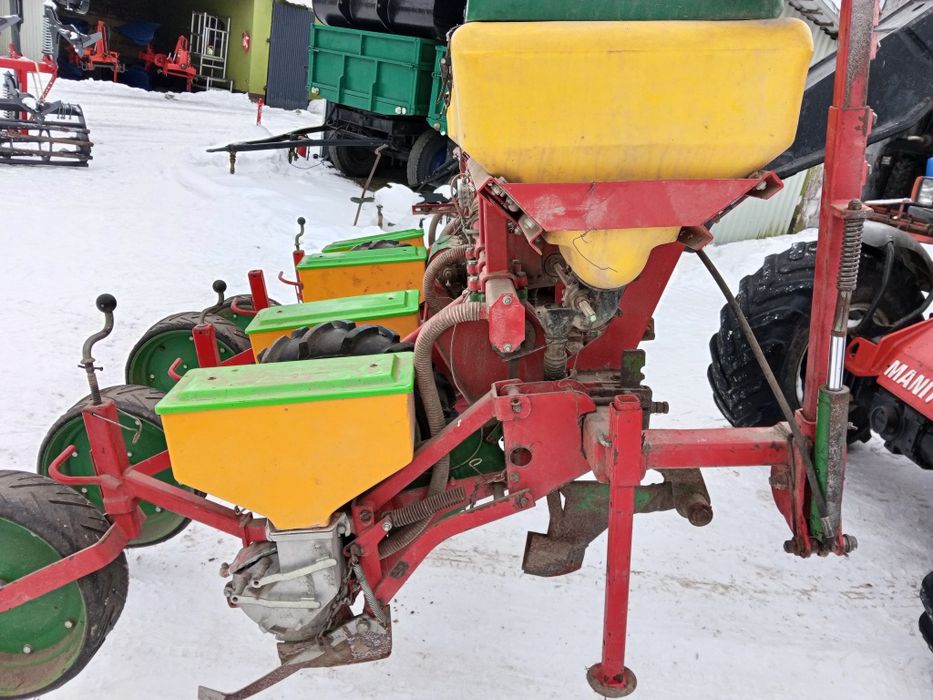 Siewnik do kukurydzy z dozownikiem