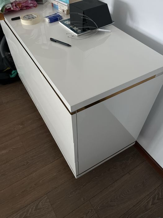 Aparador branco e dourado interdesign