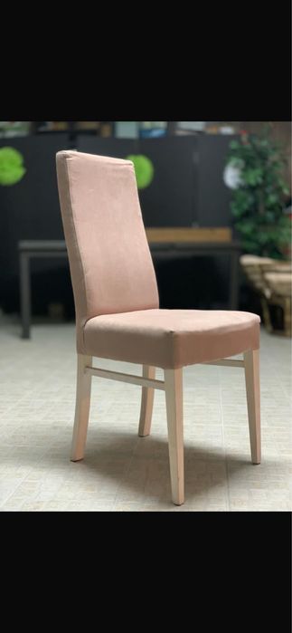 Cadeiras novas, de cor rosa velho