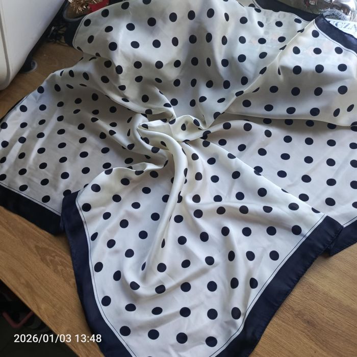 Nowa apaszka jak z jedwabiu 70 cm śmietankowa w czarny groszki