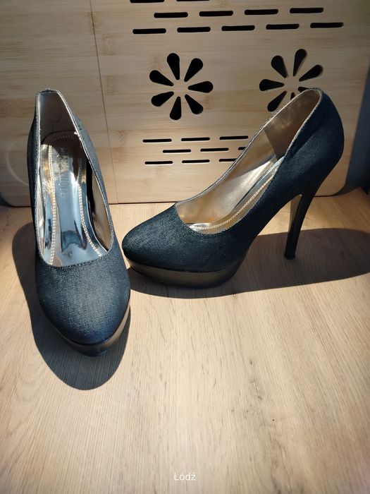 Buty, szpilki na koturnie.