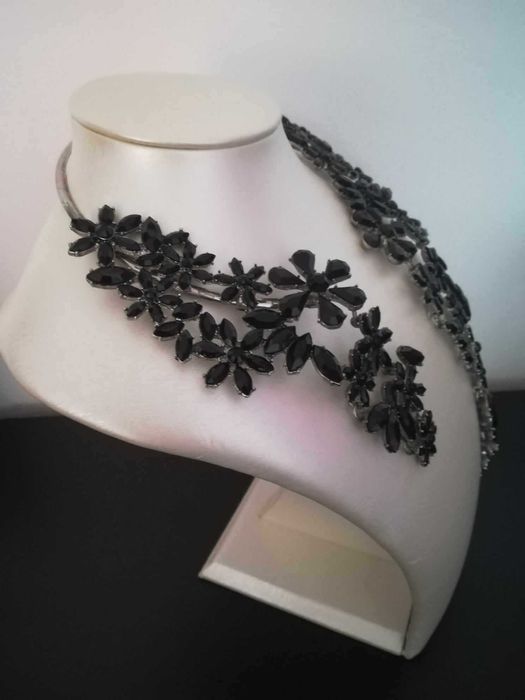 Gargantilha metálica com pedraria