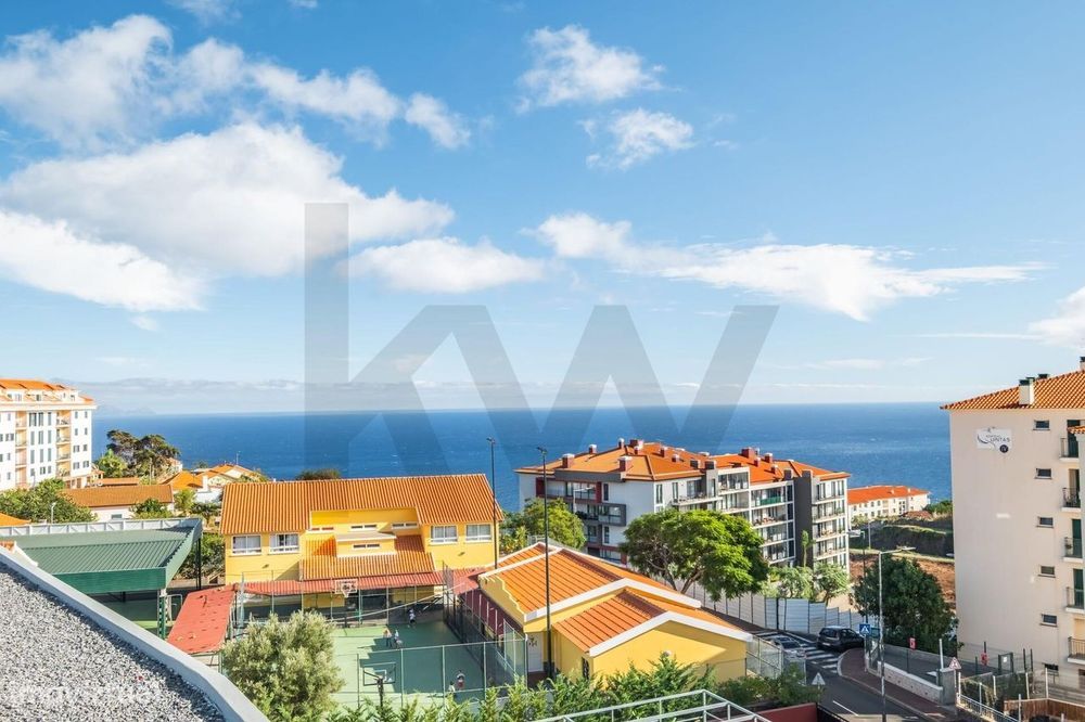 Penthouse T3 de luxo no Centro do Caniço