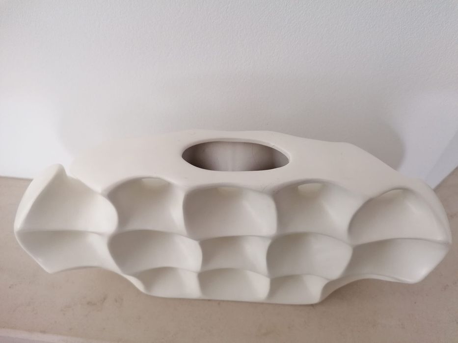 Vaso decorativo em cerâmica branca.64751018551682120