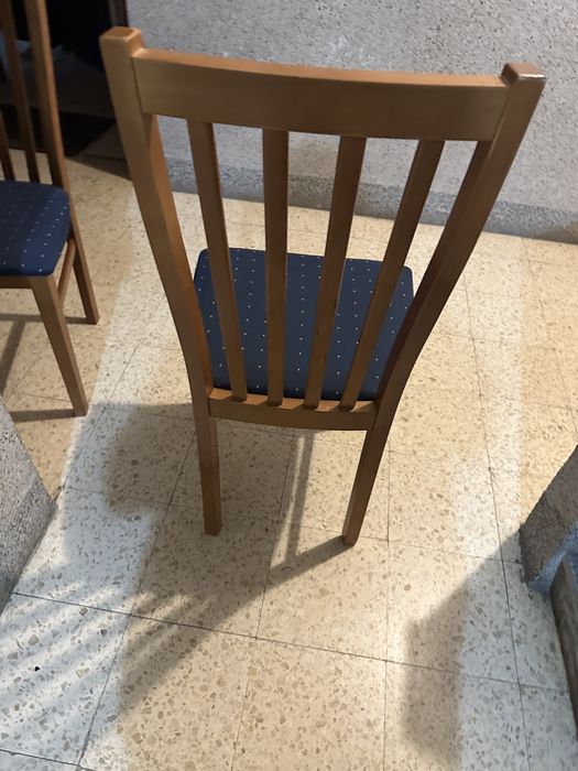 Vende -se 4 cadeiras em madeira em  ótimo estado