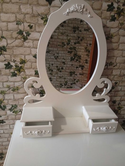 Toaletka biała z lustrem