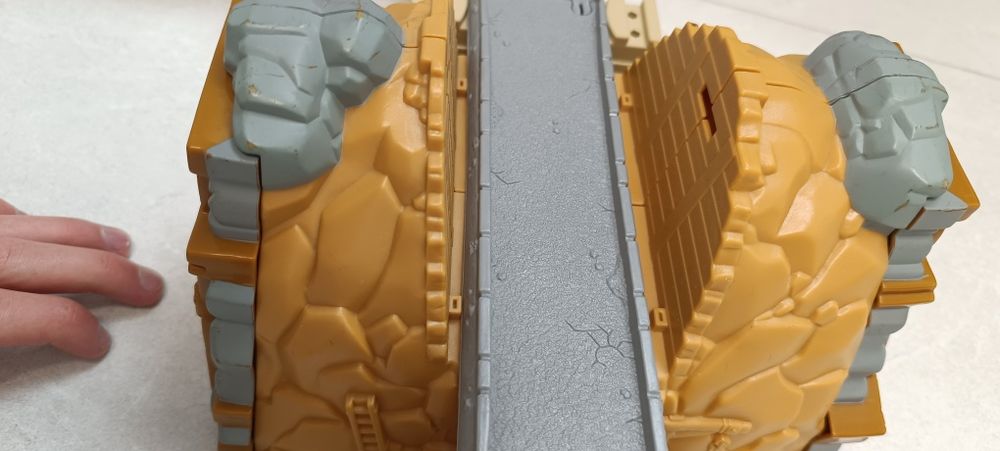 Zestaw Tomek i Przyjaciele Trackmaster z tunelem, drogą i przejazdem