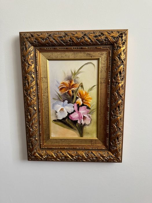 Quadros florais decorativos com moldura dourada ornamentada