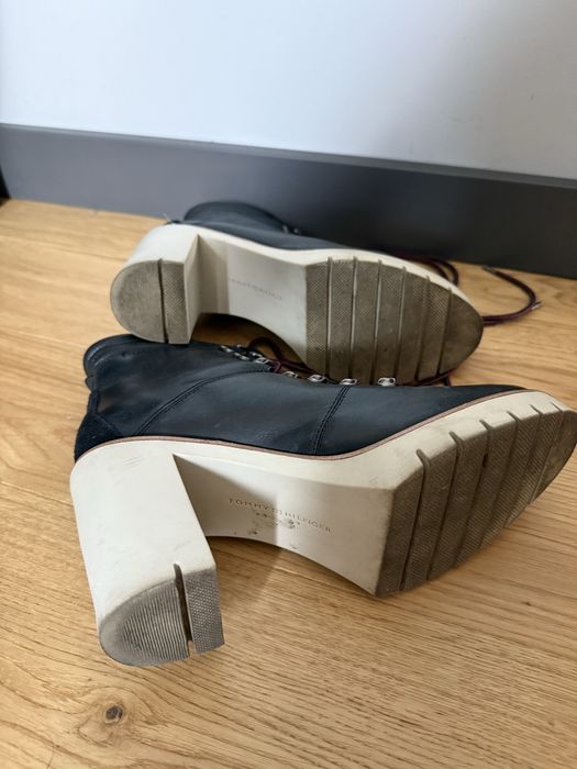 Skorzane sznurowane botki na obcasie Tommy Hilfiger