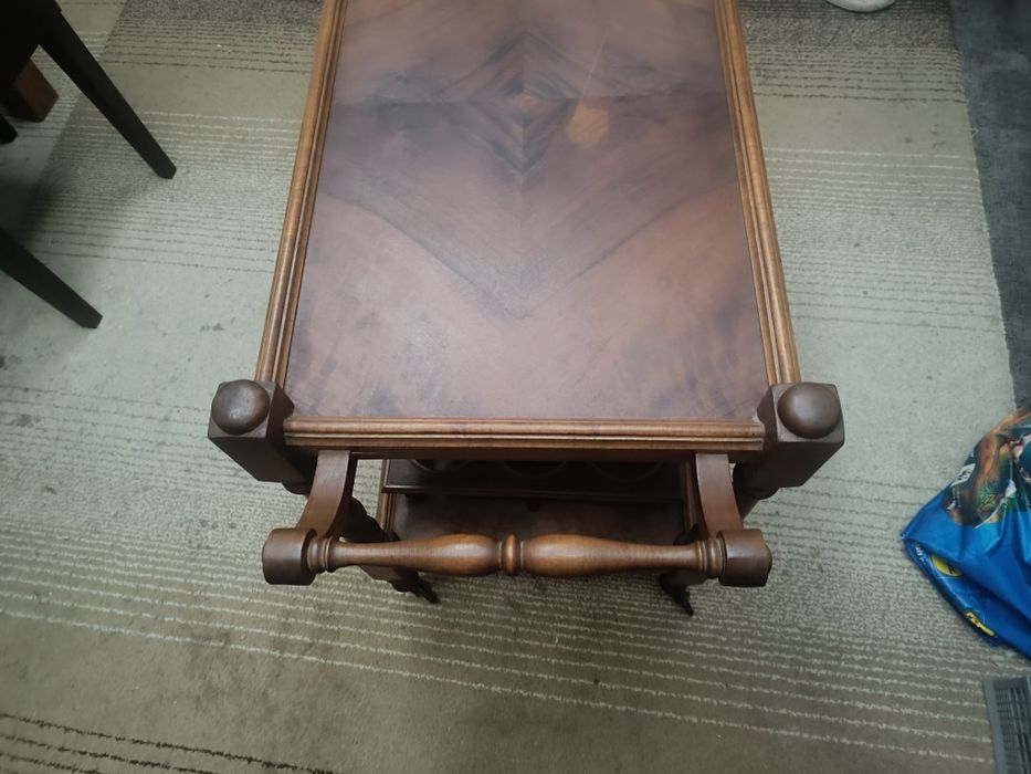 Bar em castanho com rodas bom estado