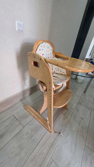 Дерев'яний стільчик для годування Mothercare, регульований по висоті