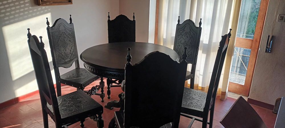Conjunto de mesa e 6 cadeiras