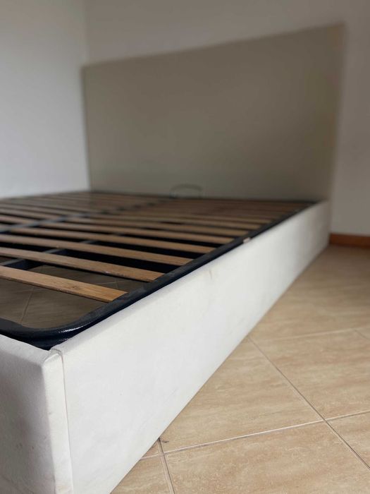 Estrutura cama com estrado e sistema elevatório