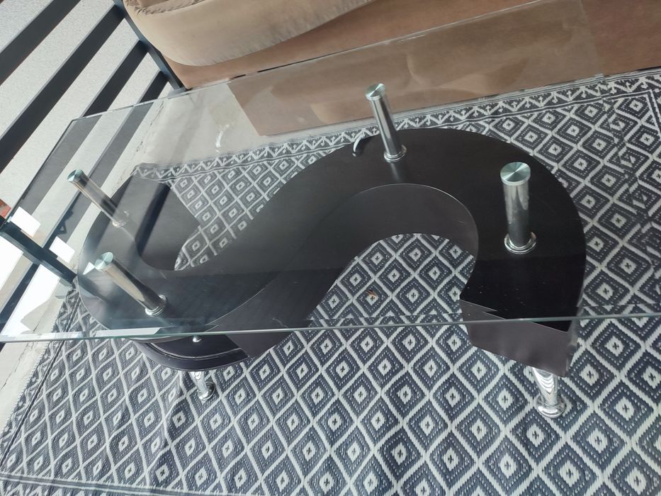 Szklana ława z półkami.