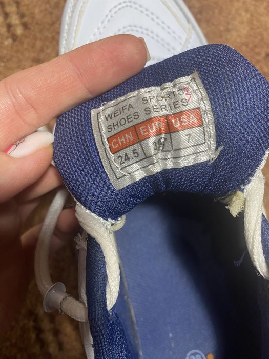 Кроссовки белые