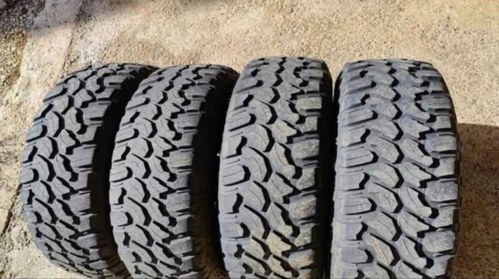 Pneus com jantes 305/70 R16