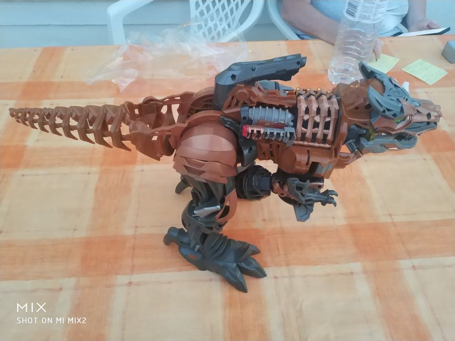 Brinquedo robot que se transforma em animal com luzes e barulho