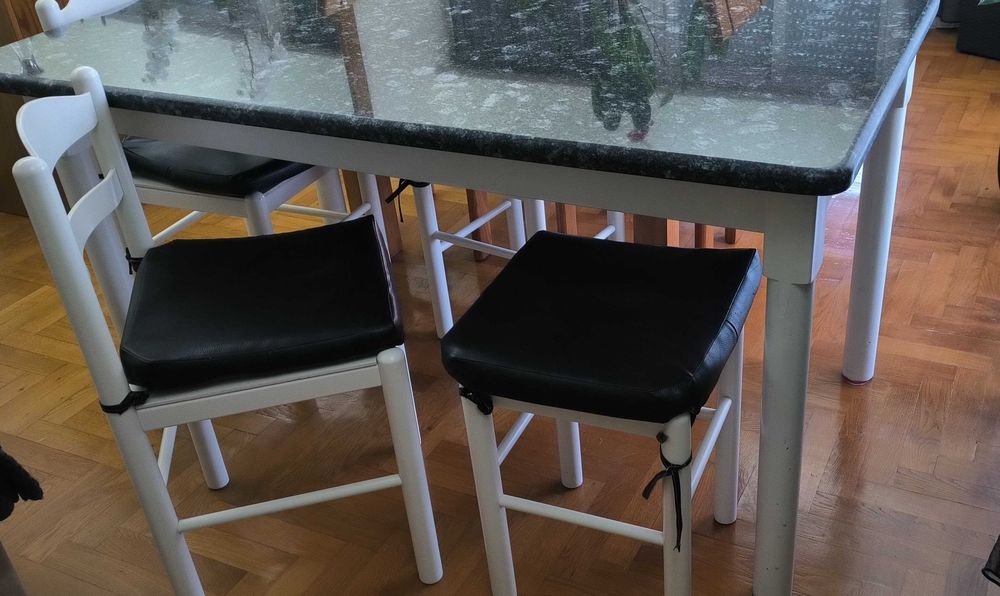 Mesa com tampo em granito + cadeiras e bancos