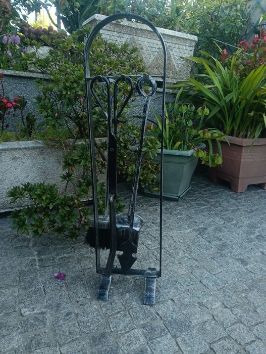 Suporte e utensílios para lareira