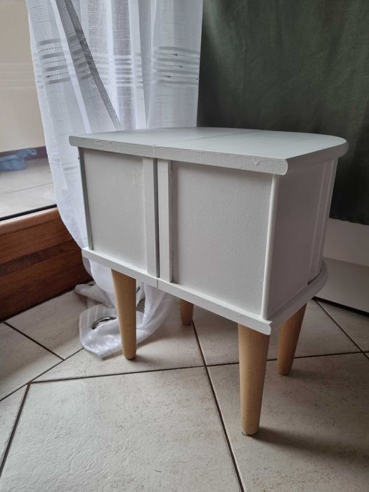 Szafka nocna z chlebakow, ryflowana biala, drewno