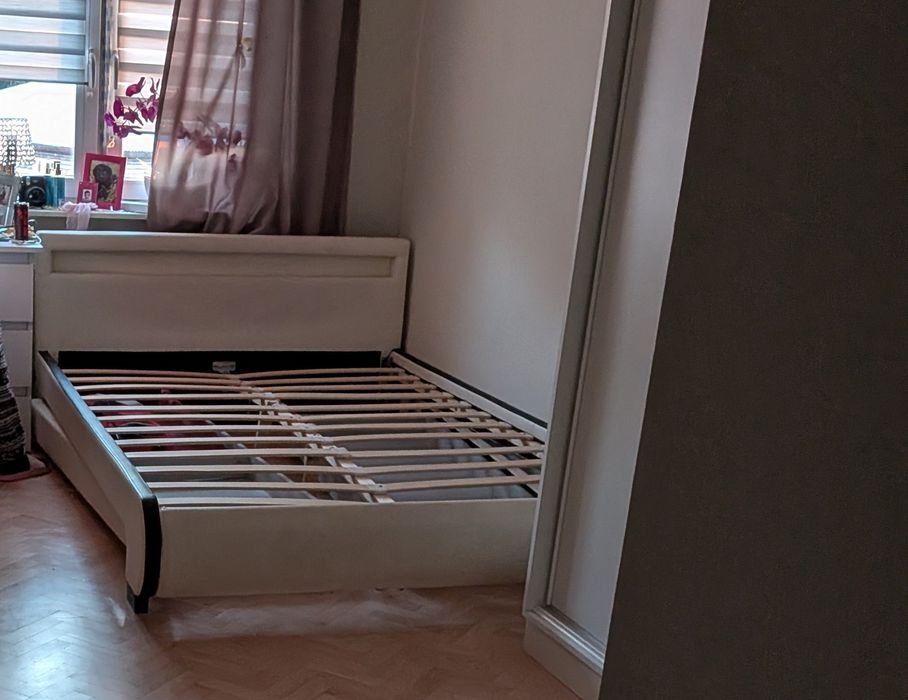 Łóżko z materacem 140 cm