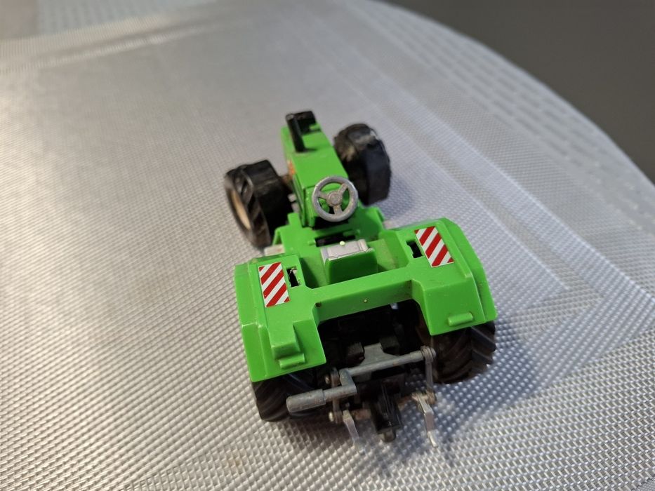 Model Traktor skala 1:43