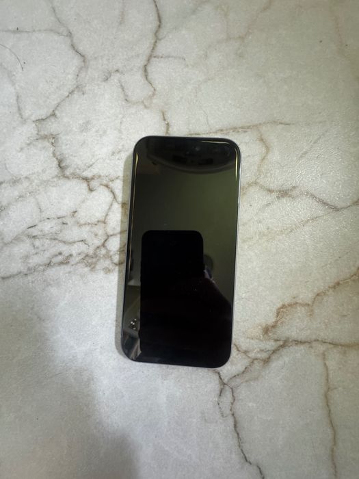 iPhone 15 bateria 89%. Uszkodzony przedni aparat