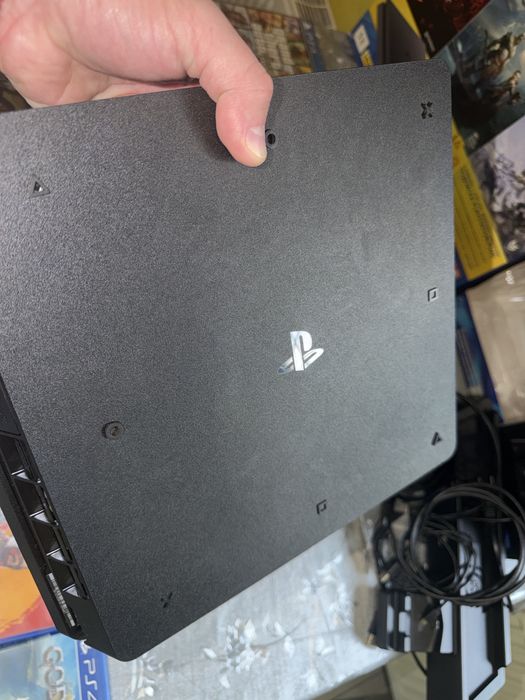 Продам Sony PlayStation 4 Slim 1TB+12дисків+2 геймпада